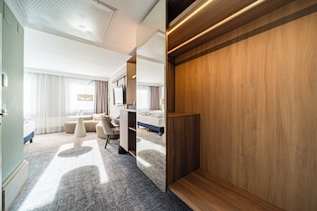 Standard Room, 2 Twin Beds (Bath/Shower Combo)