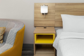 Room, 1 King Bed, Accessible, Non Smoking (Mobility, Tub w/Grab Bars)