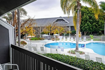 Room, 2 Queen Beds, Balcony, Pool View