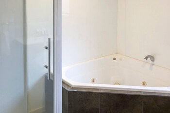 Studio (Triple, Spa)