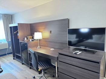 2 Queen Beds, Microwave, Refrigerator, Non Smoking.