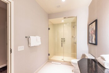 Deluxe Room, 1 King Bed, Accessible (Plaza)