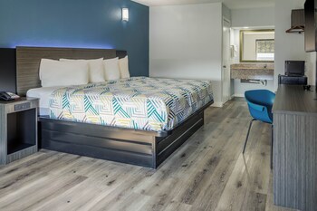 Deluxe Room, 1 King Bed, Accessible Bathtub, Non Smoking