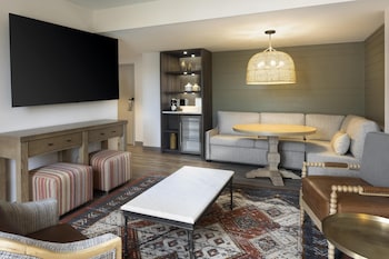 Suite, Balcony (Hill Country)