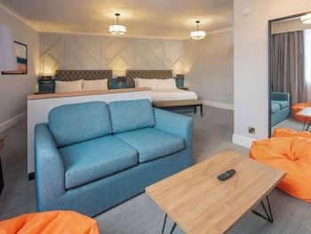 Classic Family Rooms, 2 Double Beds, 1 Sofa Bed (Queens Wing)