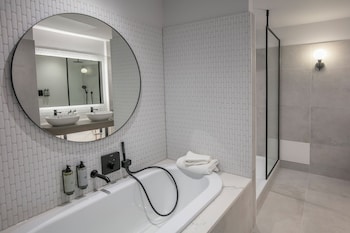 Suite, 1 King Bed with Sofa bed (Queens Wing)