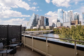 Lakefront Studio Suite with Patio, 1 King Bed