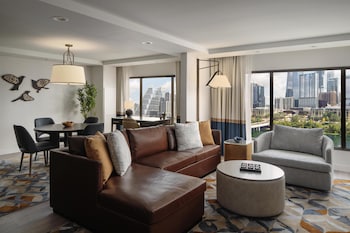 Signature Suite, 1 King Bed, Lake View