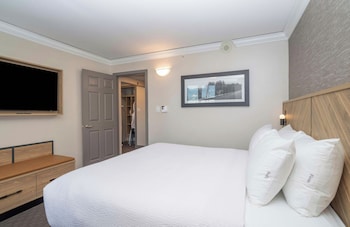 Standard Suite, 1 King Bed (Kitchenette, South Tower)