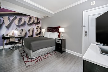 Standard Room, 1 Queen Bed, Accessible (Mobility, Roll-In Shower)