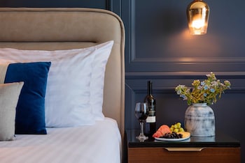 Standard Room, 1 King Bed (Mid Floor)
