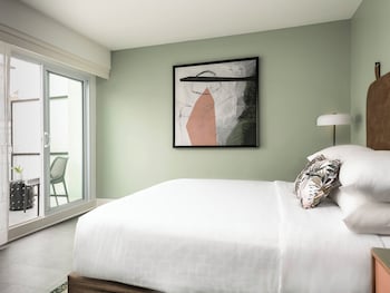 Standard Room, 1 King Bed, Balcony