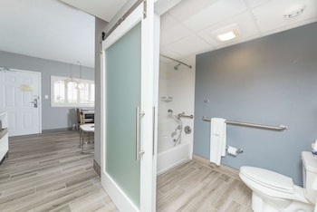 Room, 1 Queen Bed, Accessible, Ocean View (Roll-In Shower)