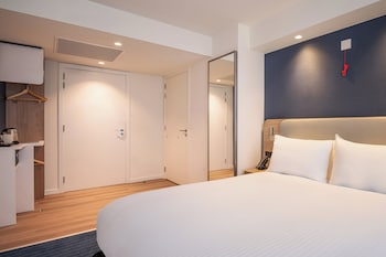 Standard Room, 1 Queen Bed, Accessible Bathtub