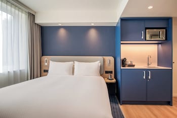Suite, 1 Queen Bed, Kitchenette