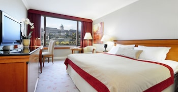 Classic Room, 1 Queen Bed, Club Lounge Access, River View