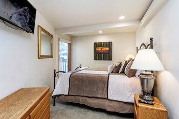 Condo, 3 Bedroom 2 Bathrooms (Gold)