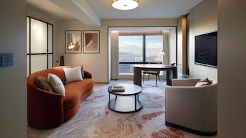 Suite, Corner