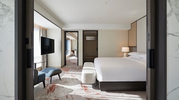 Suite, Corner