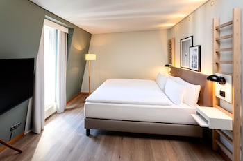 Standard Room, 1 Queen Bed