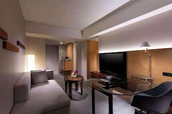 Executive Suite, 1 King Bed, City View