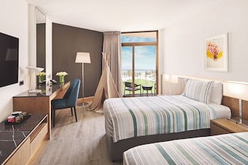 Two Sea View Connecting Family Rooms, Private Beach & Splash Park
