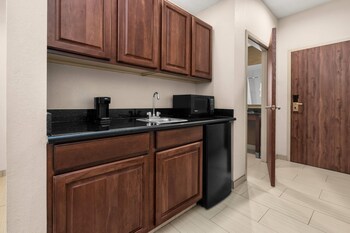 Deluxe Suite, 1 King Bed, Accessible (Mobility/Hearing Impaired Accessible)