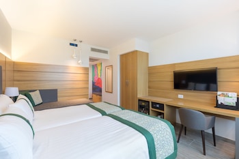 Premium Room, Non Smoking (2 Bed with Sofa Bed)