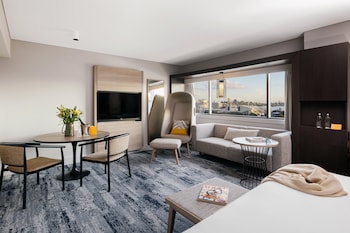 Grand Room, 1 King Bed, River View