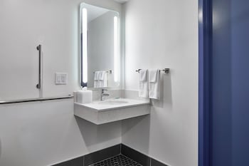 Room, 1 King Bed (Mobility/Hearing Access, Roll-In Shwr)