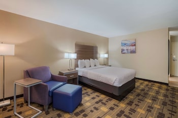 Standard Room, 1 Queen Bed, Non Smoking, Refrigerator & Microwave