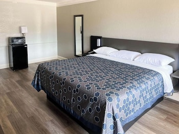 Standard Room, 1 King Bed, Mobility Accessible, Non Smoking