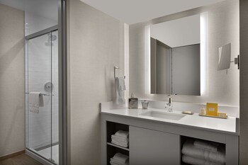 Deluxe Room, 1 King Bed