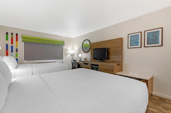 Standard Room, 2 Queen Beds, Refrigerator & Microwave, Poolside