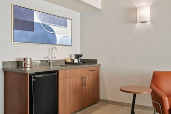 Suite, 1 Bedroom, Hearing Accessible (Roll-in Shower, High Floor)
