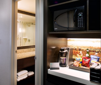 Premium Suite, 1 King Bed, Accessible, Microwave (Mobility and Hearing)