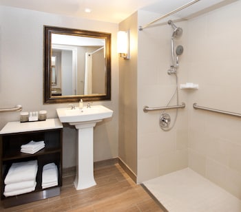 Suite, 1 King Bed, Accessible, Microwave (Mobility and Hearing)