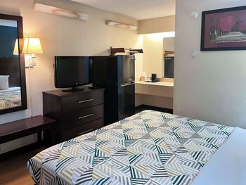 Standard Room, 1 King Bed, Accessible, Smoking