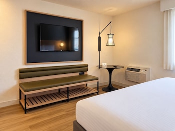 Deluxe Room, 1 King Bed