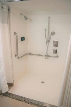 Room, 2 Queen Beds (Mobility/Hearing Access, Roll-in Shwr)