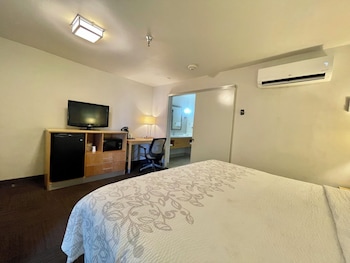Deluxe Room, 1 King Bed (Smoke Free)