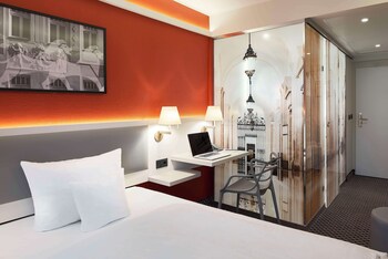 Standard Room, 2 Twin Beds (Street View)