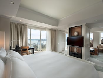 King Terrace Suite - Non-Smoking - 66sqm - Terrace with Whirlpool - Executive Lounge Access