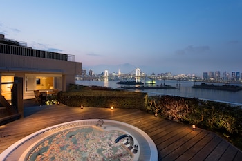 Twin Executive Terrace Suite - Non-Smoking 120sqm Terrace Rainbow bridge View Executive Lounge