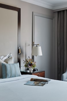 Superior Suite, 1 King Bed, Balcony, Garden View
