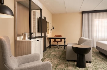 Junior Suite, 1 King Bed, Jetted Tub
