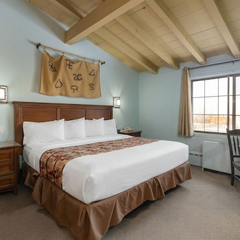 Signature Room, 1 King Bed, Refrigerator & Microwave