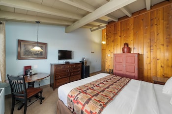 Signature Room, 1 Queen Bed, Refrigerator & Microwave