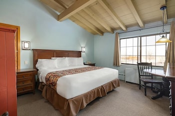 Signature Room, 1 King Bed, Refrigerator & Microwave