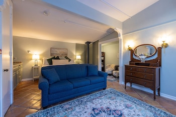 Family Room, 1 King Bed with Sofa bed